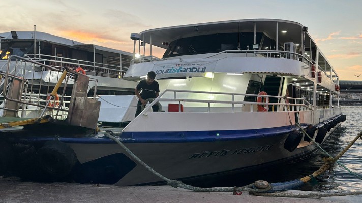 Touristanbulの夜景クルーズで乗ったボスポラス海峡のフェリー