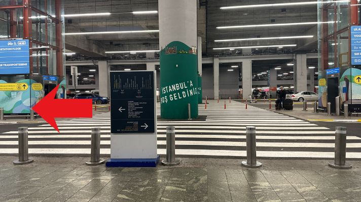 イスタンブール空港の地下エリアへの出口付近。Havaist方面へ進む動線の一部