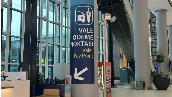 イスタンブール空港の到着フロア付近にある案内表示。Havaist方面のサインが見える