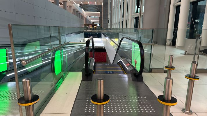 イスタンブール空港で地下のHavaist乗り場へ降りるエスカレーター