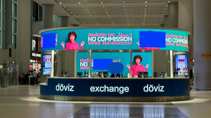 イスタンブール空港の到着ロビーにある両替所(Touristanbulカウンターへ向かう目印)