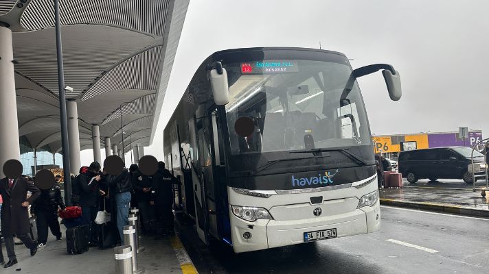イスタンブール空港に到着したHavaistバスの様子。到着は地上階