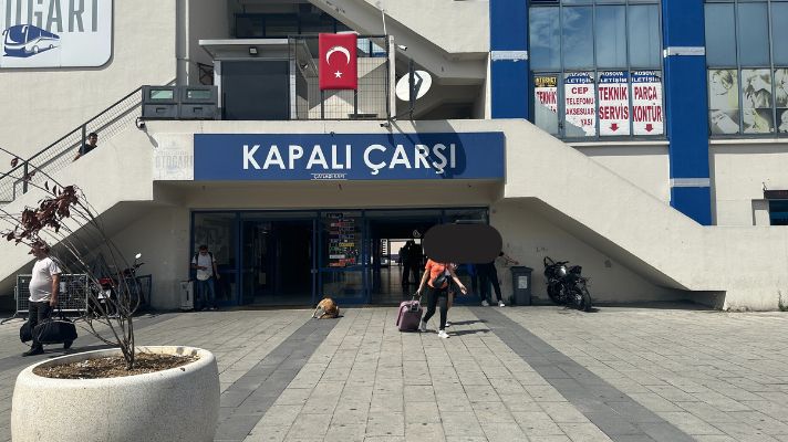 市内側の地下鉄駅入口の外観。見た目が駅っぽくなく初見では気づきにくい