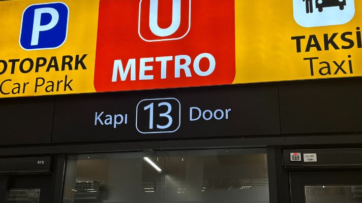 イスタンブール空港の地下鉄（M11）案内。Metro（Uマーク）の表示に従って駅へ向かう
