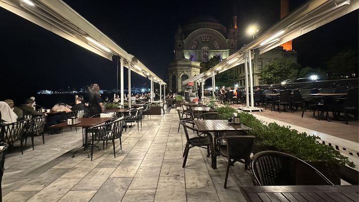 Touristanbulの食事会場の様子(テーブル席と料理提供エリア)