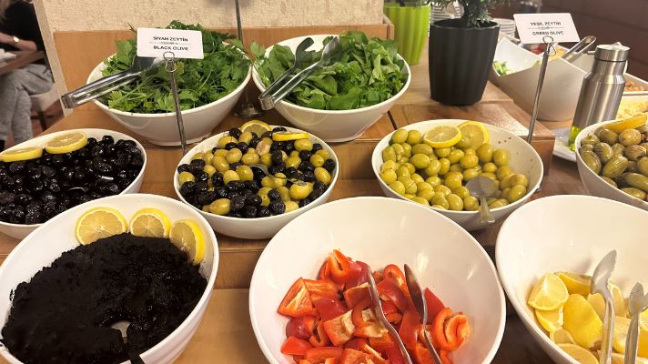 Grand Yavuz Hotelの朝食ビュッフェ