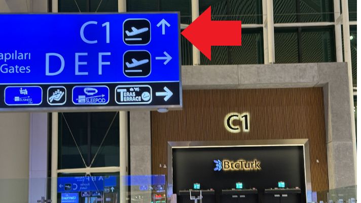 イスタンブール空港 国際線ゲートC1案内表示