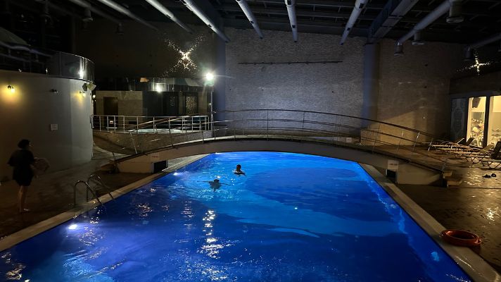 Mercure Istanbul West Hotel & Convention Centerの屋内外一体型プール