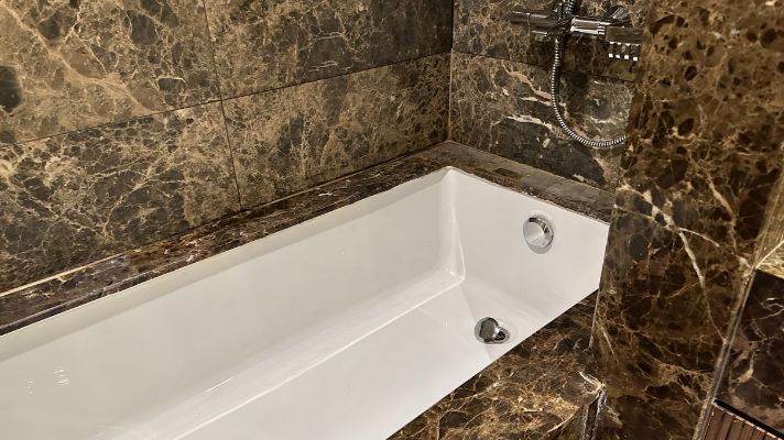 Mercure Istanbul West Hotel & Convention Centerの大理石調バスタブ