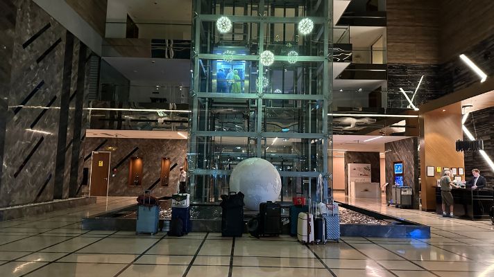 Mercure Istanbul West Hotel & Convention Centerの巨大アトリウムロビー(中央のガラスエレベーター)