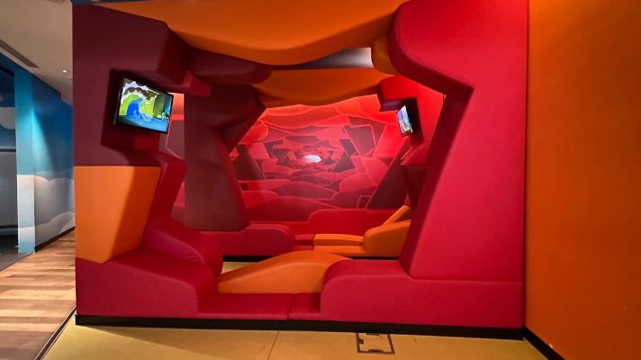 イスタンブール空港のTurkish Airlines Business Lounge内にある仮眠用の休憩スペース。赤いクッションに囲まれ、横になって休める静かなエリア