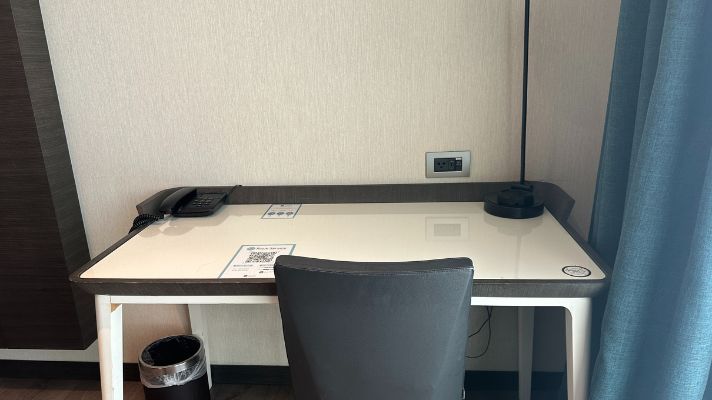 Wish More Hotel Istanbulの客室デスク(コンセントとスタンドライト付き)