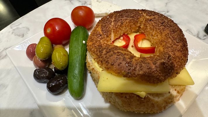 イスタンブール空港 国内線ラウンジの軽食カウンター