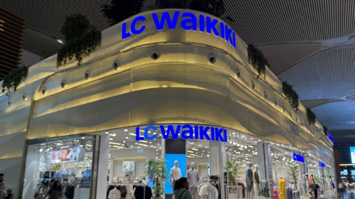 イスタンブール空港 国際線 出国後エリアにあるLC Waikiki付近の通路