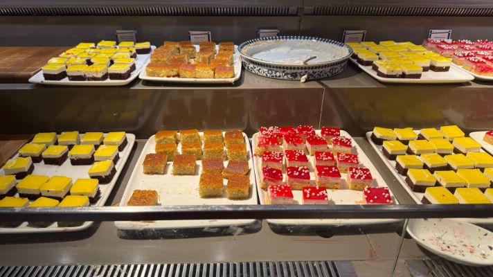 IGA Loungeで提供されるケーキとスイーツ