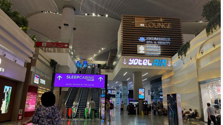イスタンブール空港 YOTEL AIR横にあるIGAラウンジ行きエスカレーター