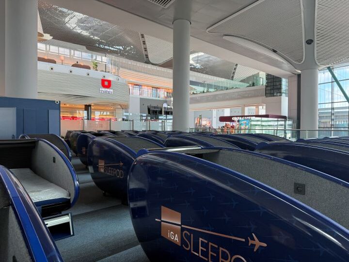 イスタンブール空港に並ぶ青いiGA SLEEPODのカプセル