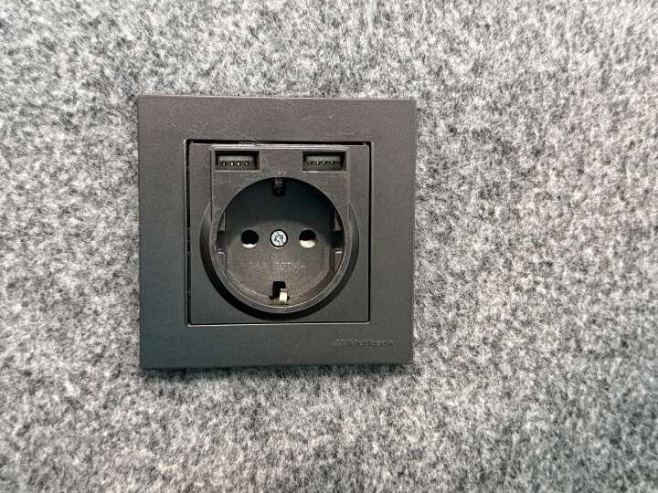 iGA SLEEPOD内部に設置されたコンセントとUSB充電ポート