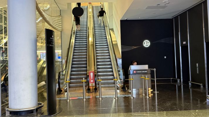 Turkish Airlines Lounge Miles&Smiles 入口エレベーター