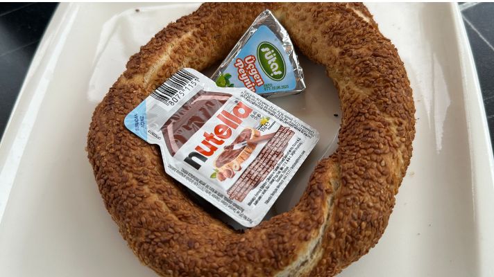 Touristanbulの朝ツアーで提供された軽食。トルコの定番パン『シミット(Simit)』とスプレッド