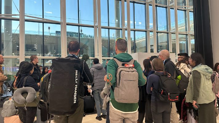 Touristanbulの集合場所で参加者が集まり、ツアー出発を待っている様子