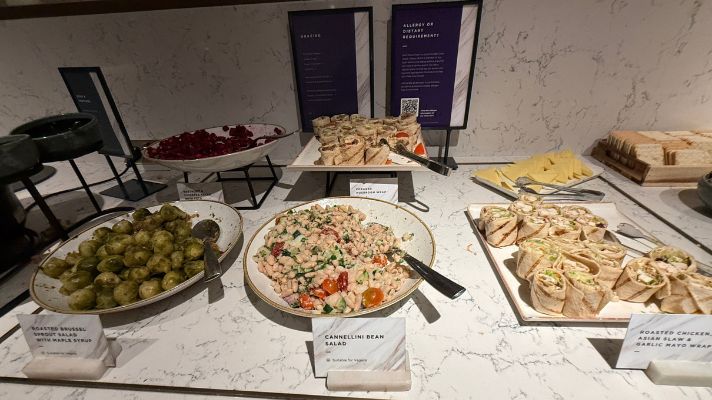 ヒースロー空港 No1 Lounge 軽食 サラダ ラップ