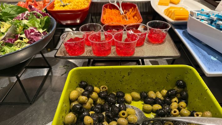 ヒースロー空港 Plaza Premium Lounge サラダバー