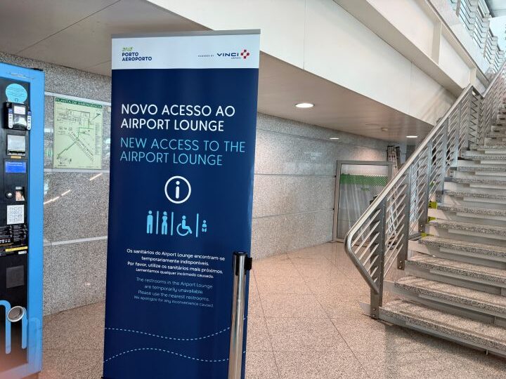 ポルト空港Airport Loungeの入口と新しいアクセスを案内する看板