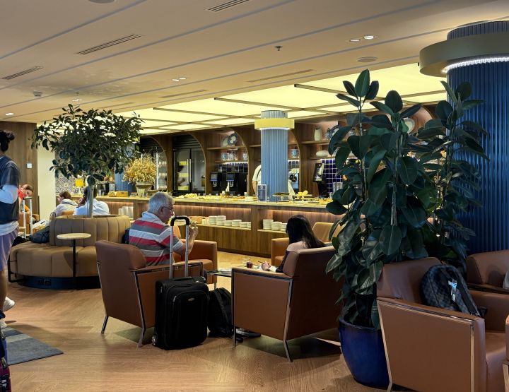 ポルト空港Airport Loungeのソファ席とビュッフェエリア