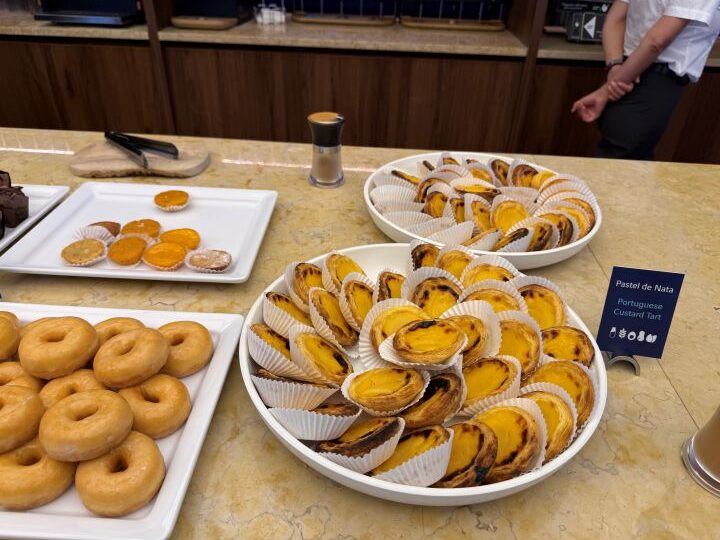 ポルト空港Airport Loungeで提供されているパステル・デ・ナタ