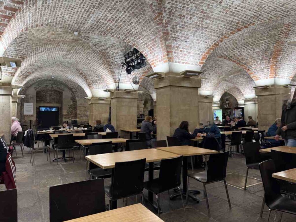 ロンドンのCafé in the Crypt（カード決済可能）