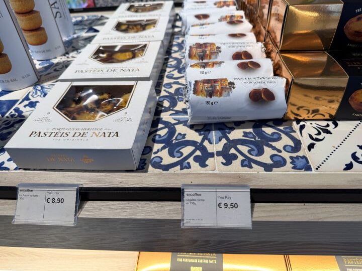 ポルトガルの空港で販売されている箱入りパステル・デ・ナタと価格