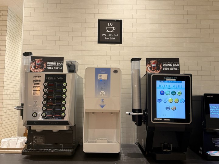 羽田NODOKAの無料ドリンクバー。コーヒー、ソフトドリンク、製氷機がある