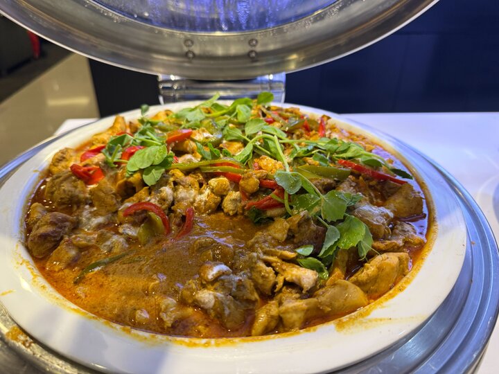 シドニー空港Air New Zealand Loungeの温かい肉料理