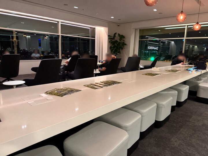 シドニー空港Air New Zealand International Loungeの座席とカウンター