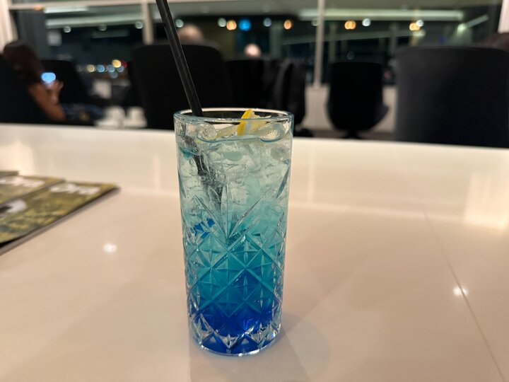 シドニー空港Air New Zealand Loungeで注文した青いモクテル