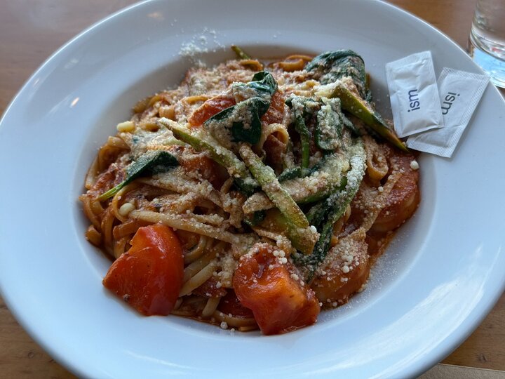 シドニー空港Bistro Bar 2020で食べた野菜入りトマトソースパスタ