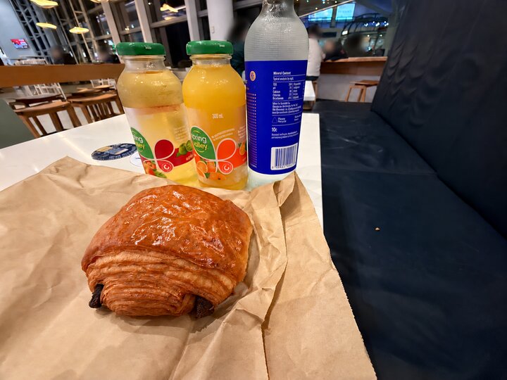 シドニー空港Peroni Barでテイクアウトしたペストリーと飲み物