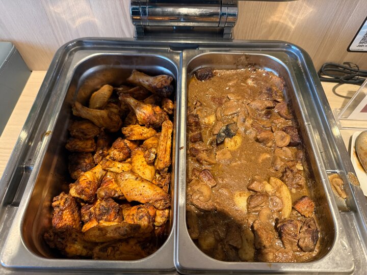 シドニー空港Plaza Premium Loungeの温かい料理