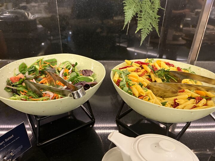 シドニー空港The Houseラウンジのサラダとパスタ